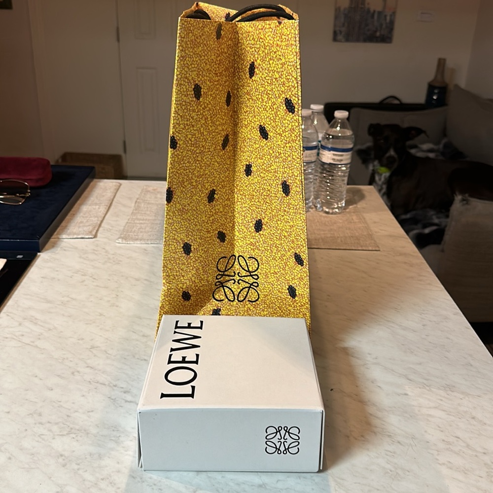 ✨🫐Luxury Designer Bags and Boxes for Sale!
LOEWE SMALL BOX +BAG EXELLENT CON✨🫐 - Picture 4 of 7
